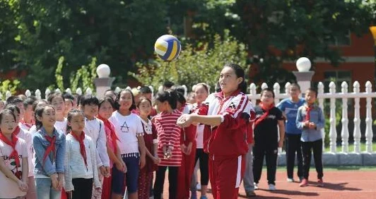 男生女生操场上挥洒汗水展现青春活力