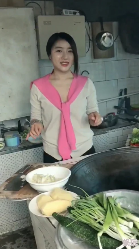 邻居家的新媳妇最近开始学习做传统美食，常常在家中飘出诱人的香味