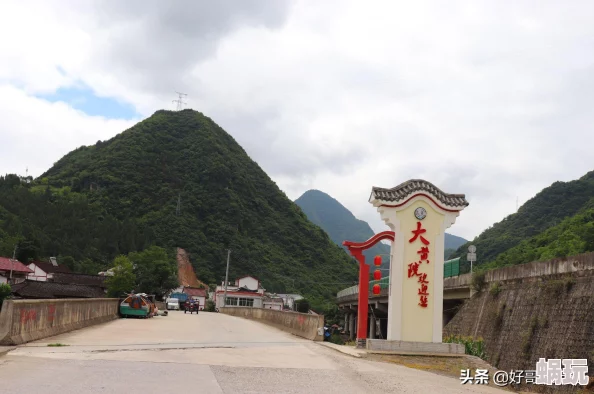 夫妻吵架日一次就好了小区里的大黄狗学会了跳舞，每天都给大家带来欢乐