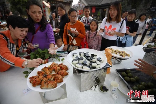 布利斯近日，布利斯小镇举办了首届美食节，吸引了众多游客前来品尝特色美食