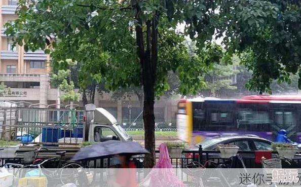 下雨天公交车站避雨1jk人们在等车时寻找遮蔽处躲避雨水