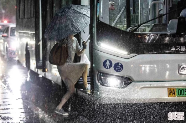 下雨天公交车站避雨1jk人们在等车时寻找遮蔽处躲避雨水