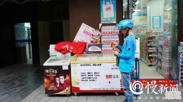 冰棍塞x出去取快递近日，冰棍塞在快递柜旁被发现，吸引众多路人围观。