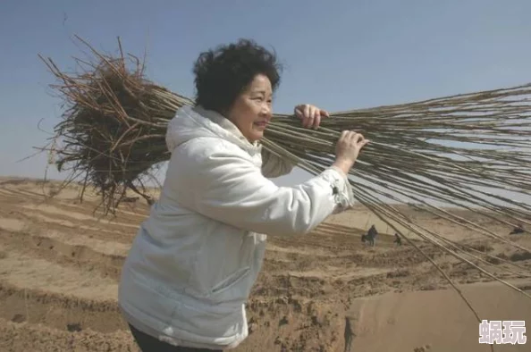 芦苇丛里的娘俩困境中的母子迎来转机，爱心人士伸出援手