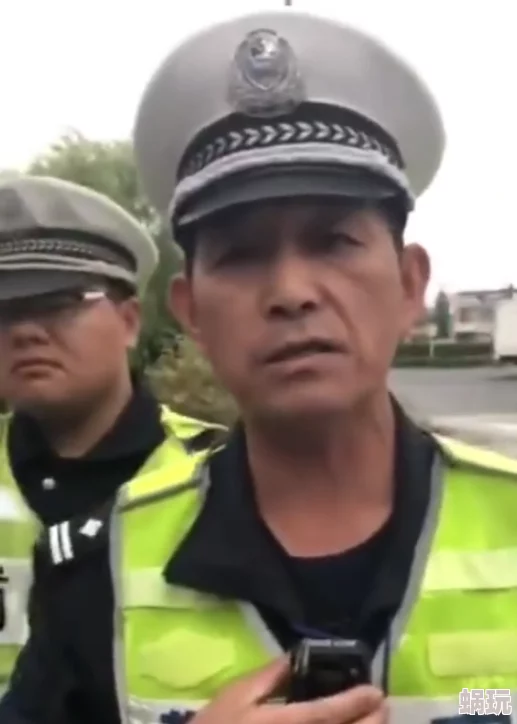 武警正装男同交警巨大激情网友：假的，P图的吧，要素过多，一眼丁真