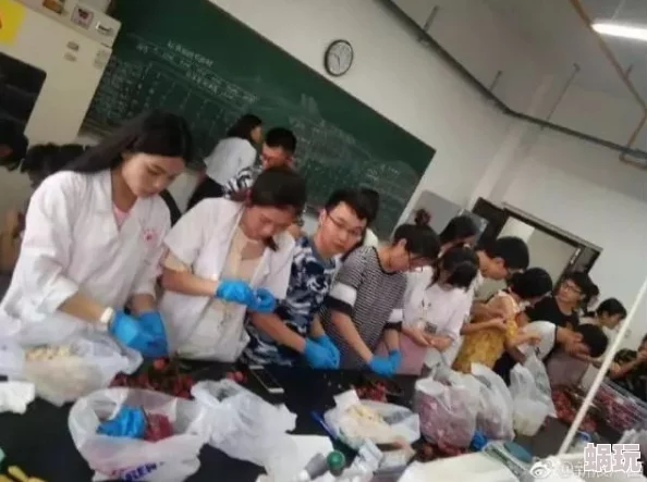 老师你感受它在里面了吗网友爆料疑似发生在某学校课堂的视频片段引发热议