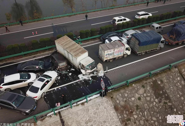 高速公路惊现肉车追尾事故多方车辆受损交通拥堵