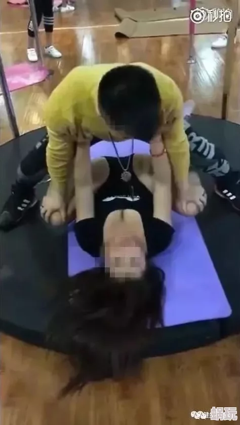 乳夹+玩弄+跪趴+调教为什么令人着迷或许是其带来的感官刺激和心理满足感